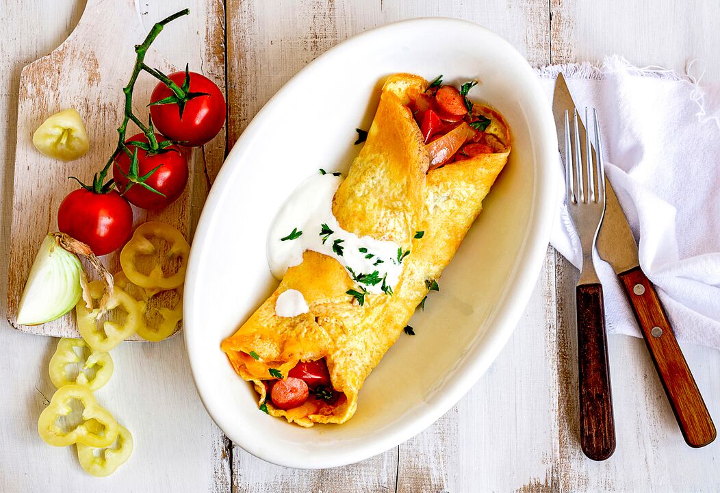 El desayuno para los cetogénicos es una tortilla con queso, verduras y jamón