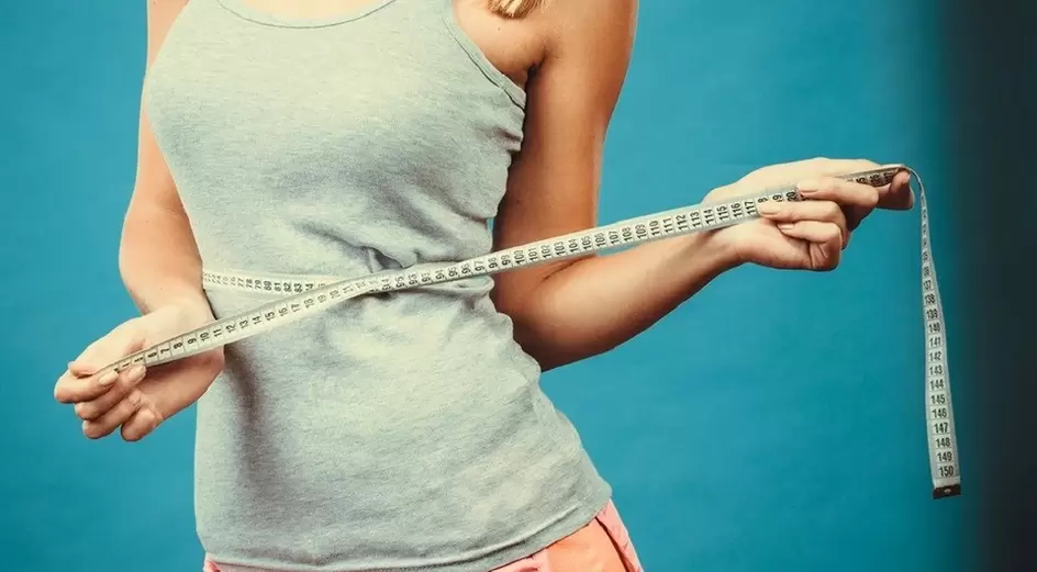 Chica delgada corrige los resultados de perder peso en una semana